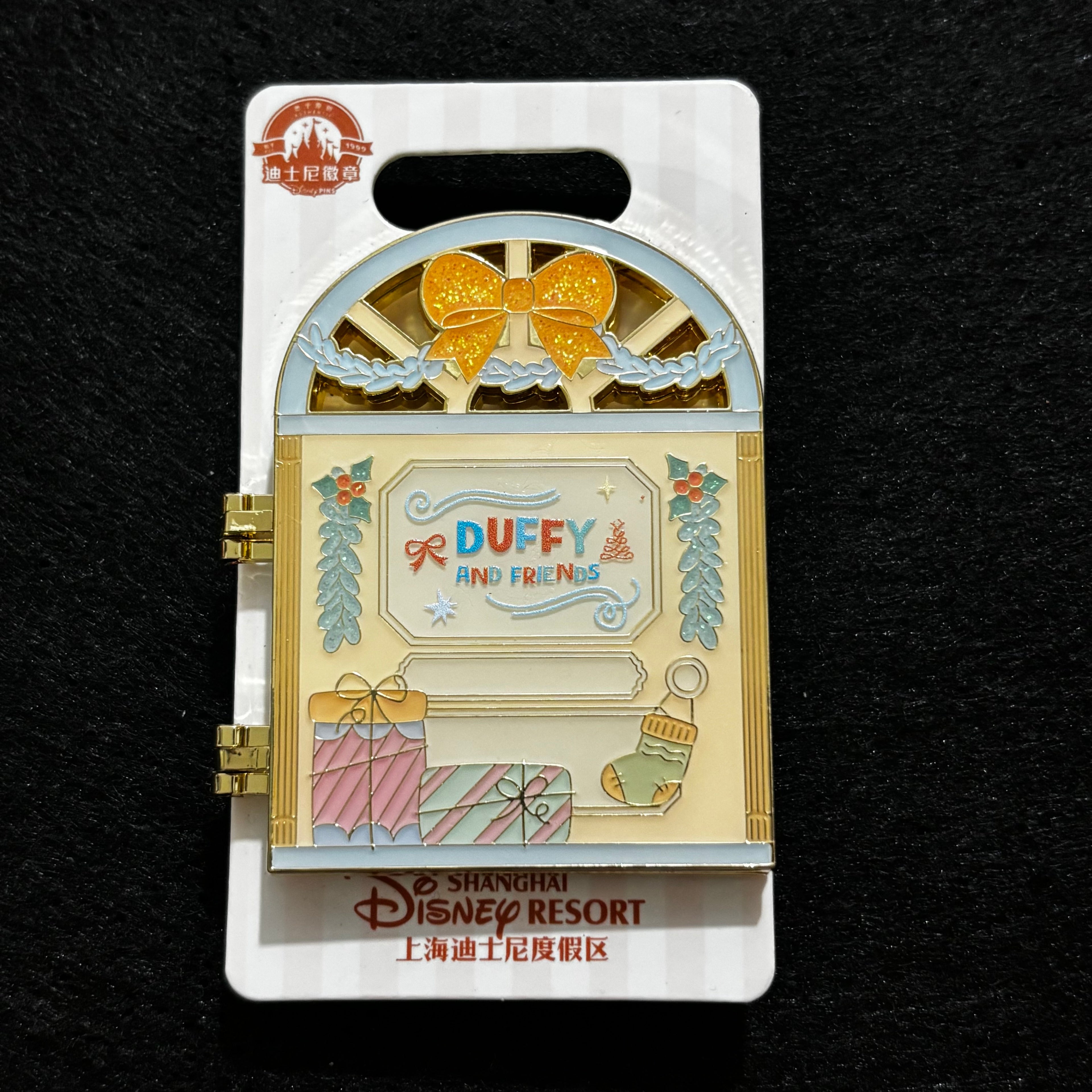 SHDL - Duffy Friends Christmas Gift Window Opening Pin